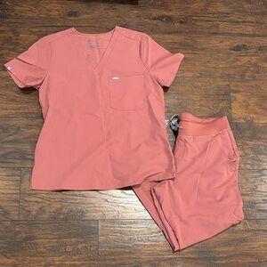 Figs Women's Coral Scrub Set